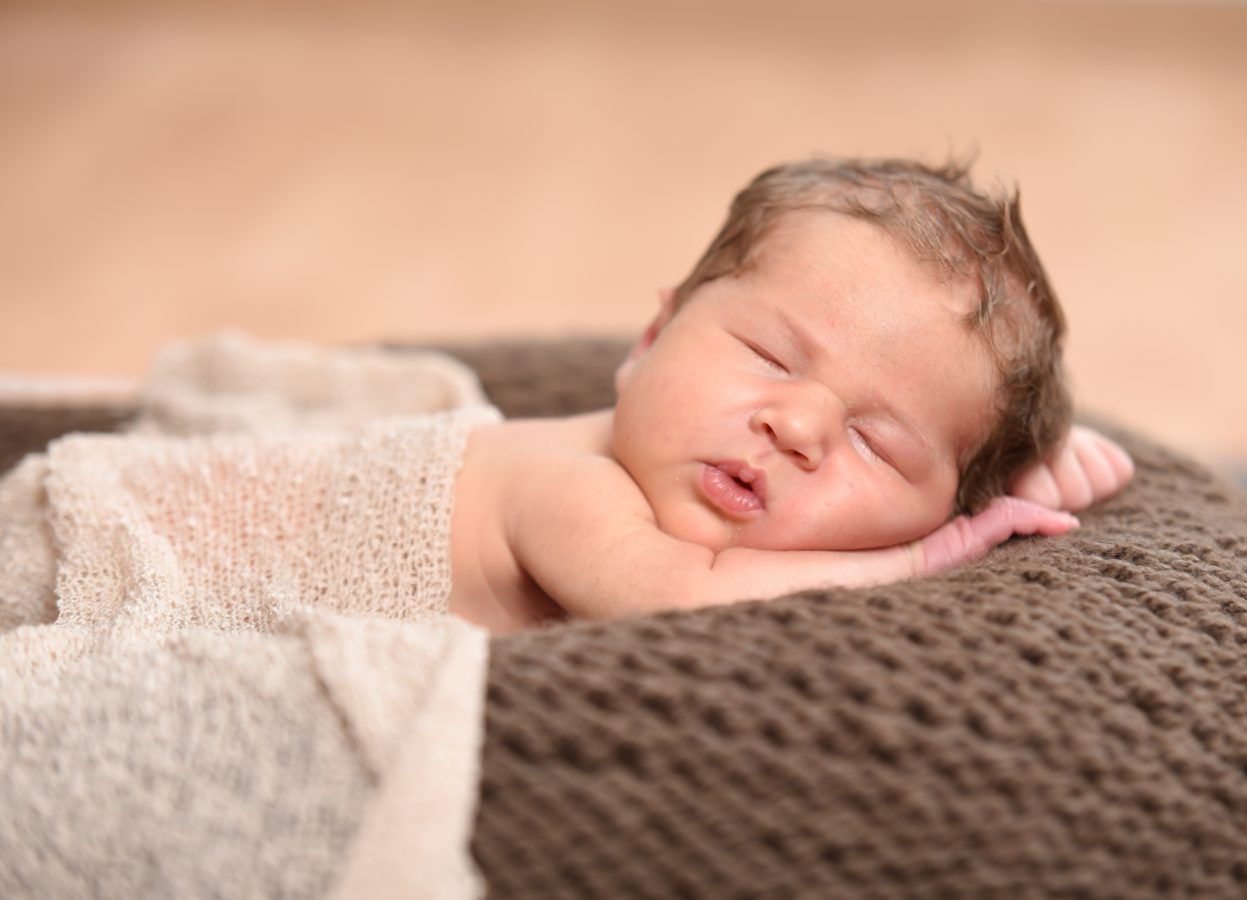 neugeborenes aud der decke schlafend hannover
