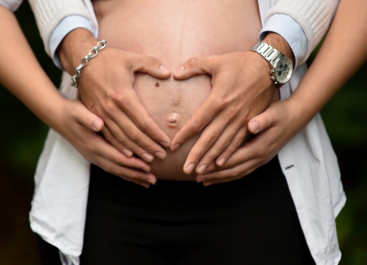schwangere mit bauch und hände hannover