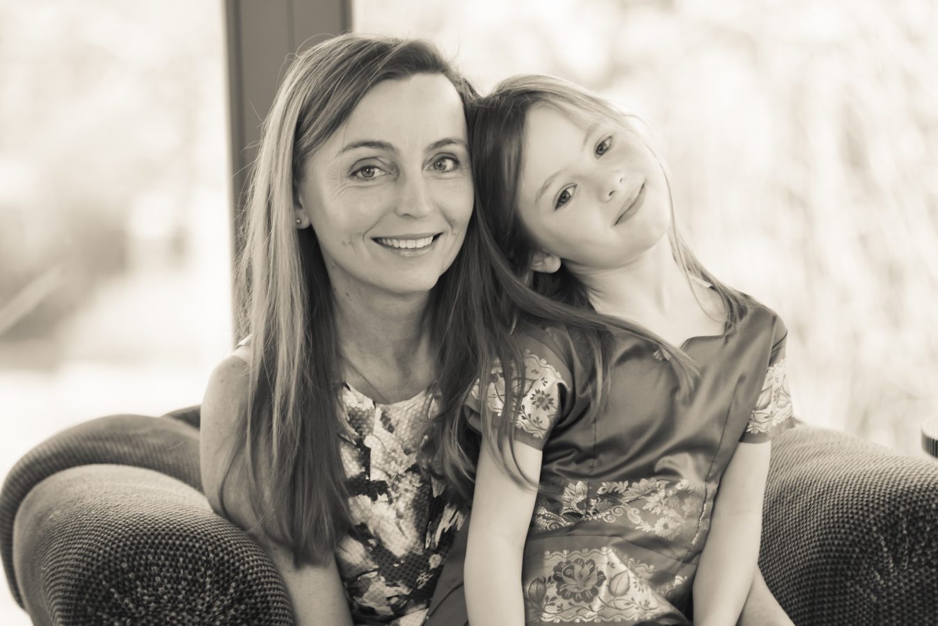 mutter und tochter auf dem sessel hannover