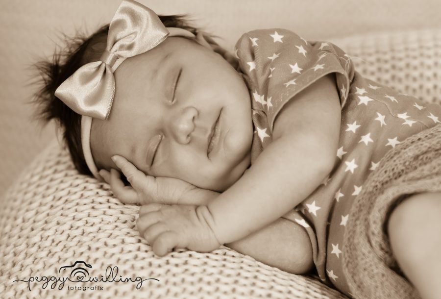 Baby neugeboren schwarz weiss mit Schleife