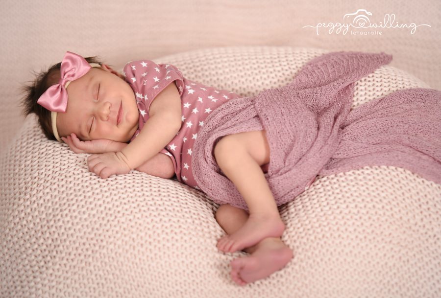 Baby neugeboren liegend auf Kissen