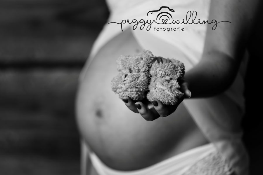 Babybauch mit Schühchen