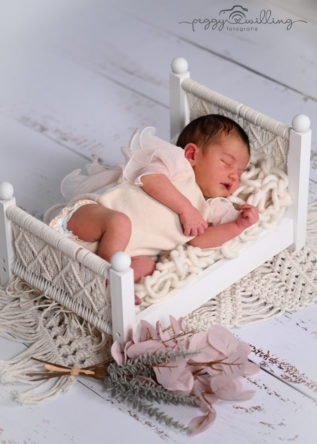 Neugeborenen Mädchen im Bett