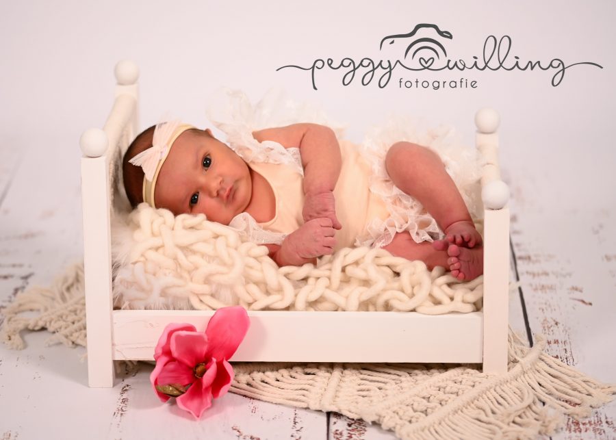 Neugeborenen Mädchen im Bett